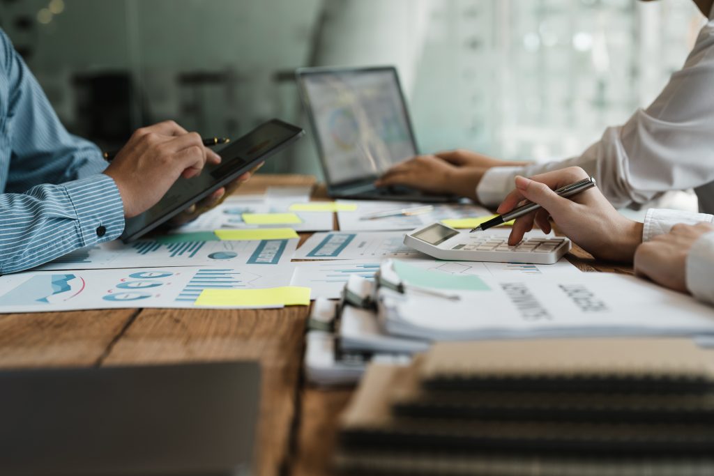 Equipo analizando la estrategia digital de un negocio